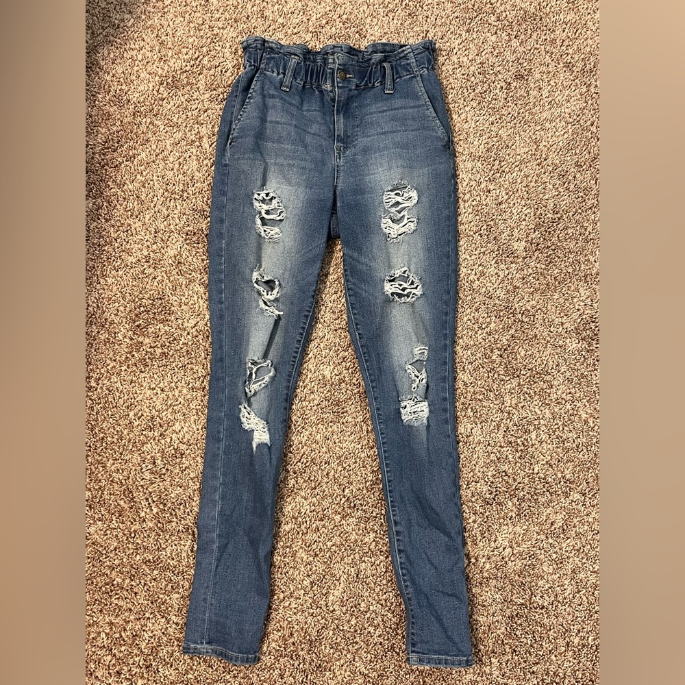 Unique waist band with super cute pockets.